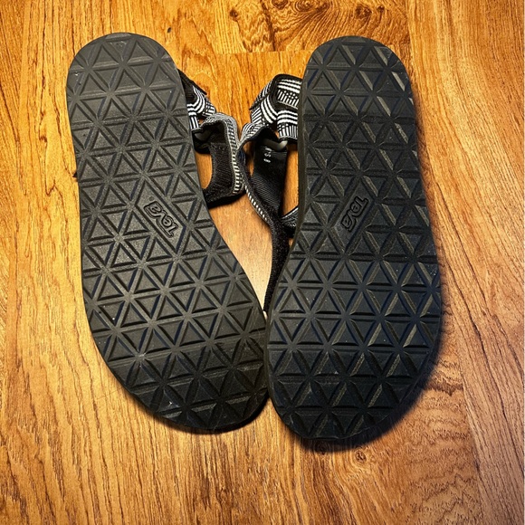 Women’s teva sandals size 8 - Picture 2 of 2